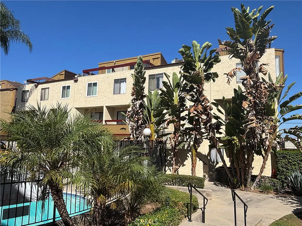3 bed, 2.5 bath, 1260 sqft, $3,300 — Photo 2