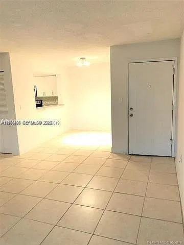 Royal Poinciana Condo — Photo 4