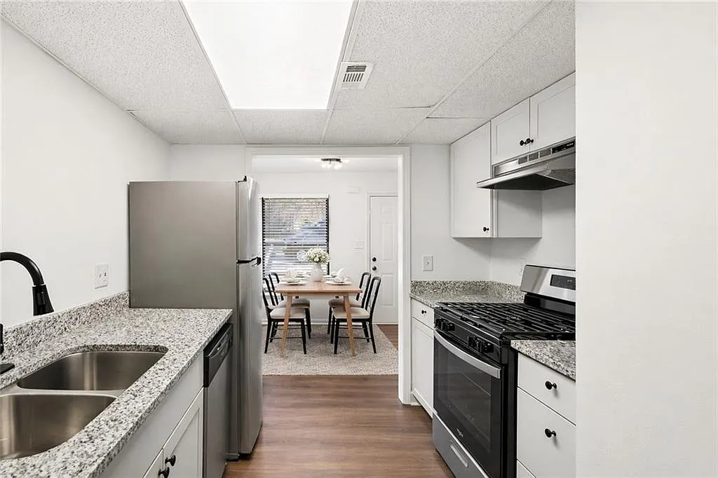 2 bed, 3.5 bath, 4768 sqft, $1,700 — Photo 2