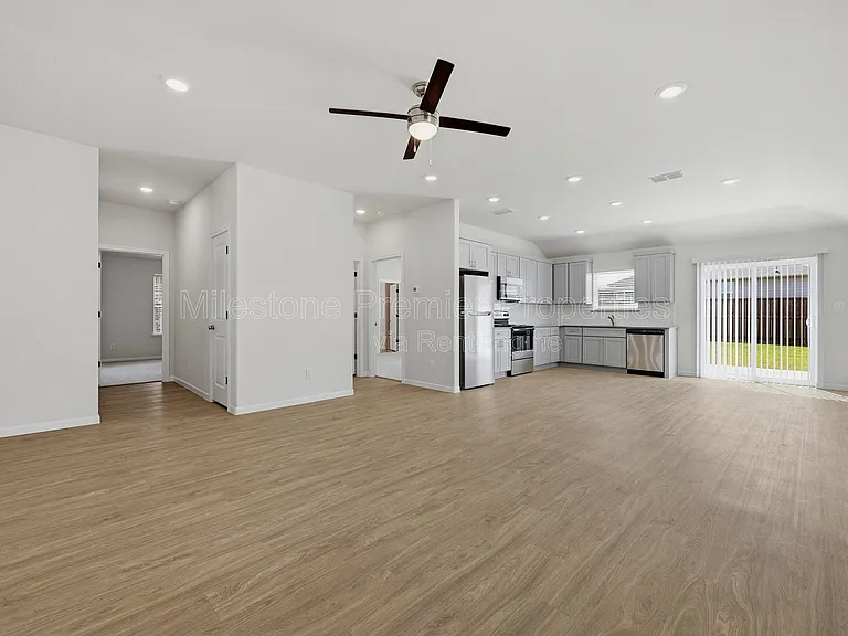 1819 Boxwood Dr — Photo 6
