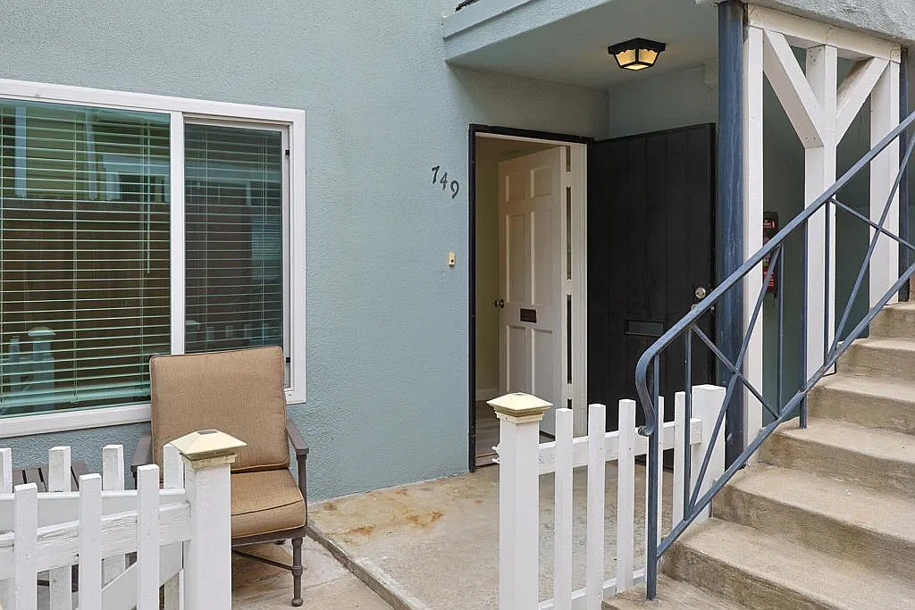 2 bed, 800 sqft, $3,500 — Photo 2