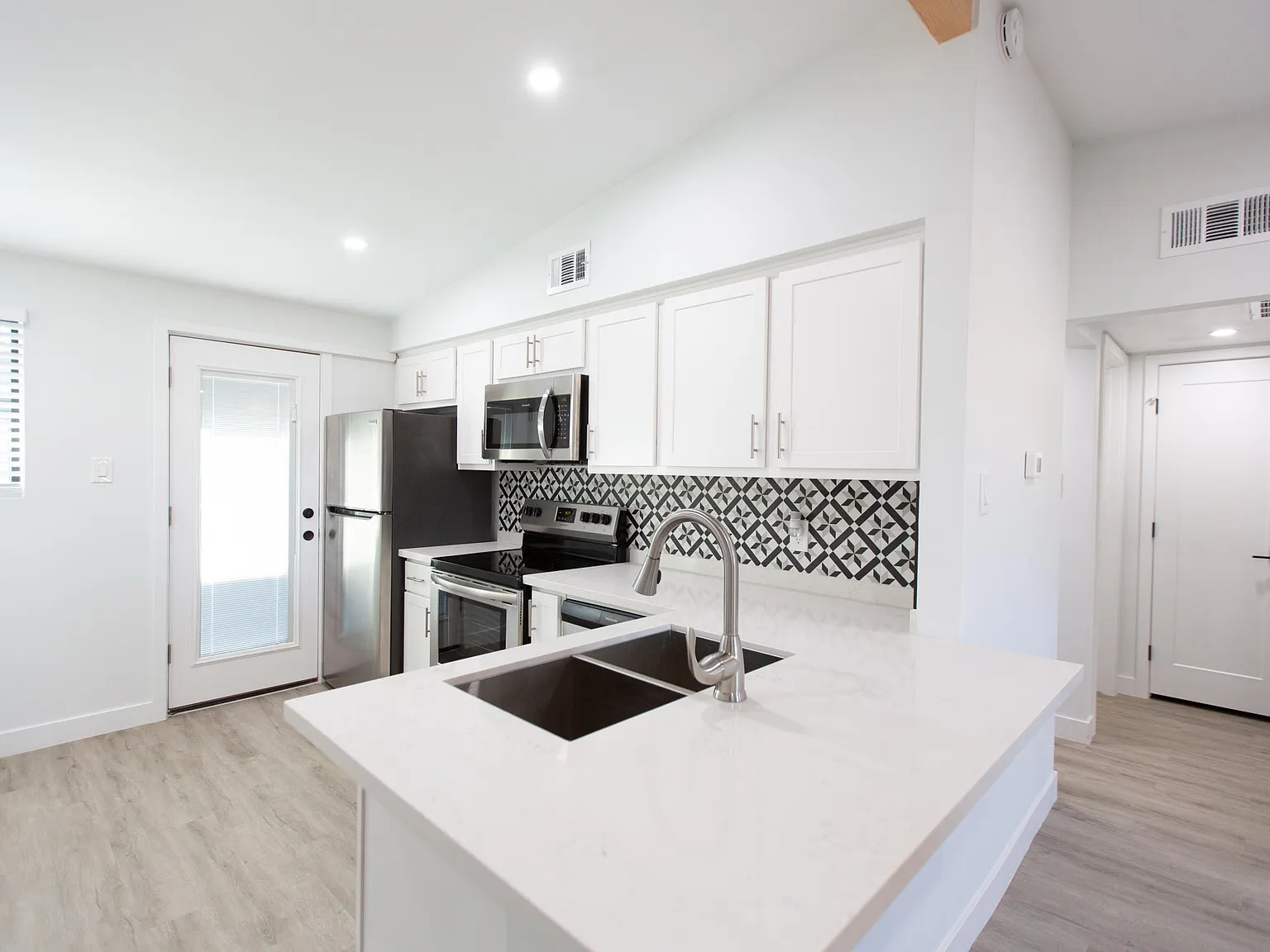 2 bed, 750 sqft, $1,600 — Photo 3