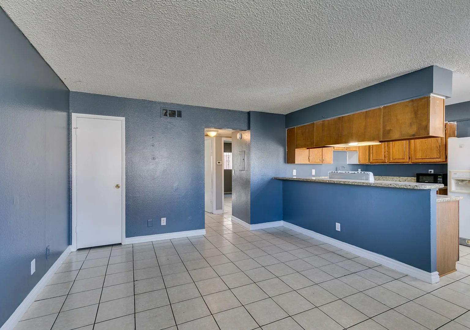 Charming 2-Bedroom Unit Available Now! — Photo 2