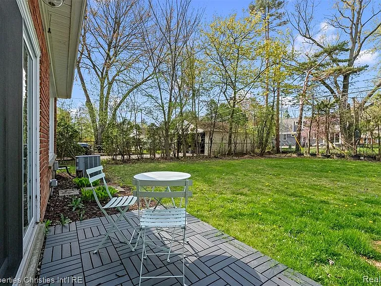 956 Northlawn Blvd — Photo 24