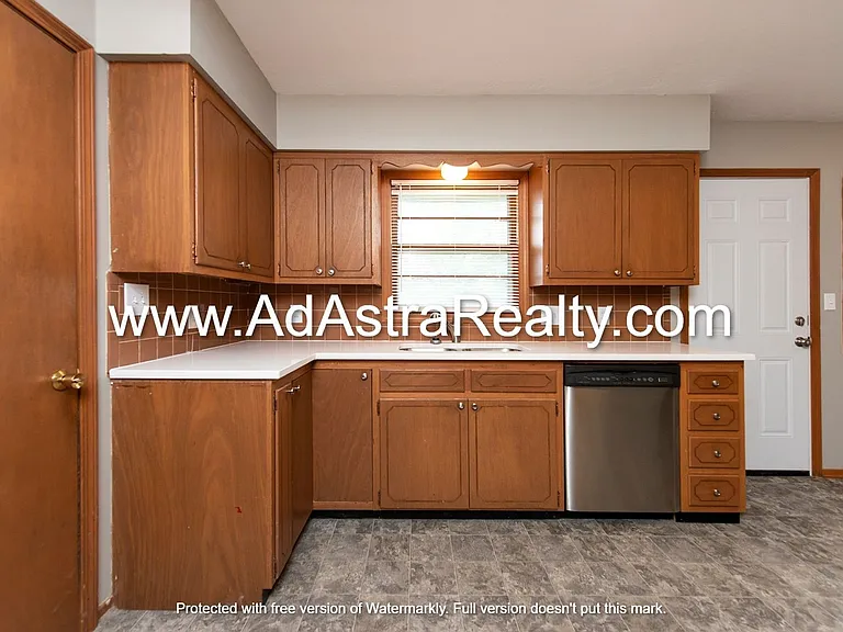 718 NW 5th St — Photo 5
