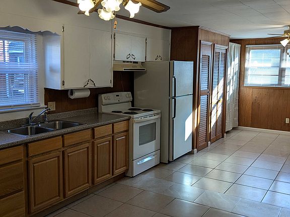 3rd image of 211 W 11th St
