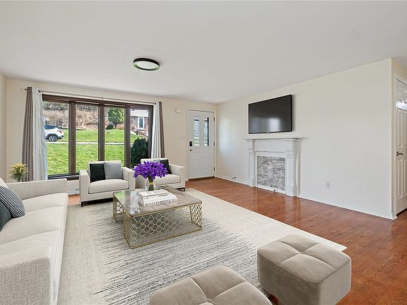 2nd image of 2709 Tillia St