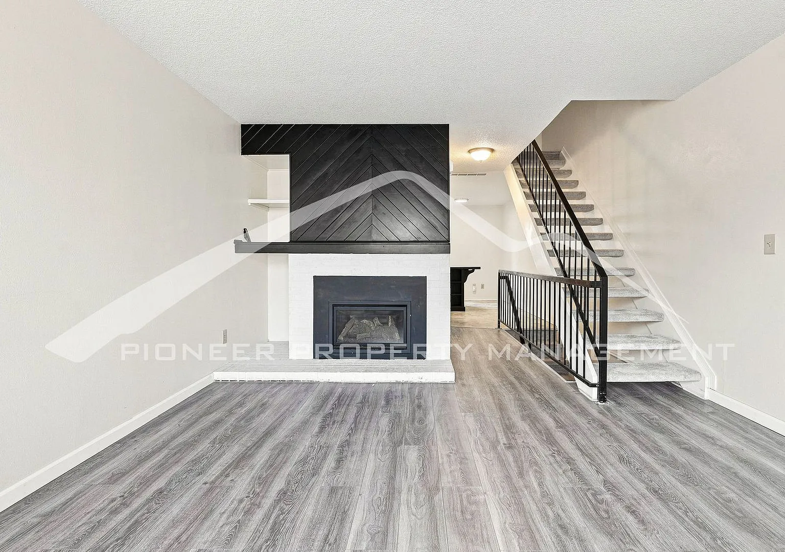 Spacious Townhouse with Central AC and Washer/Dryer — Photo 3