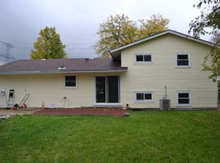 230 Shadywood Ln, Elk Grove Village, IL
