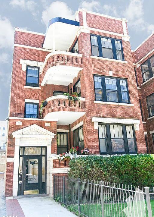 1st image of 439 W Melrose St #915