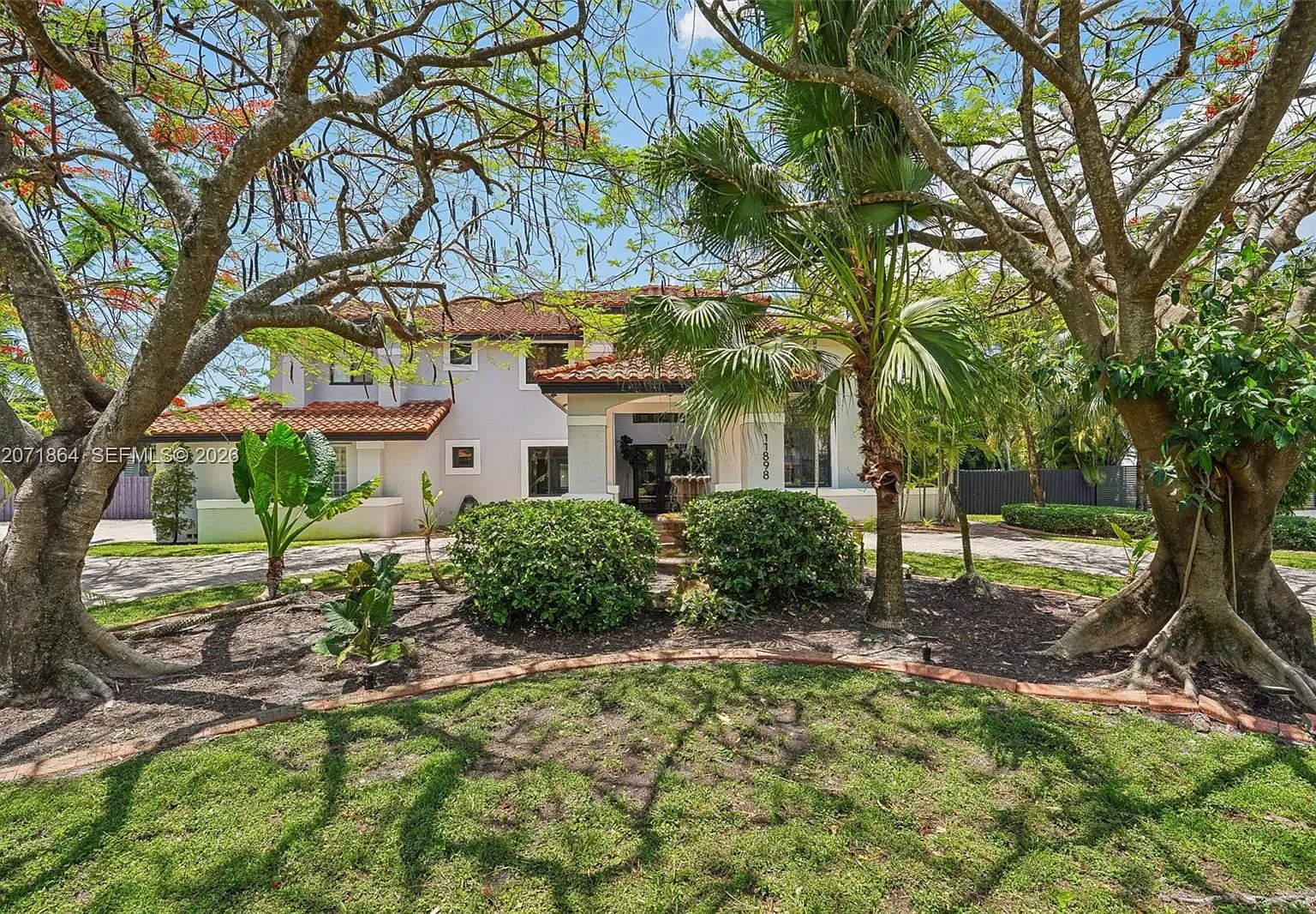 Poinciana Gardens — Photo 4