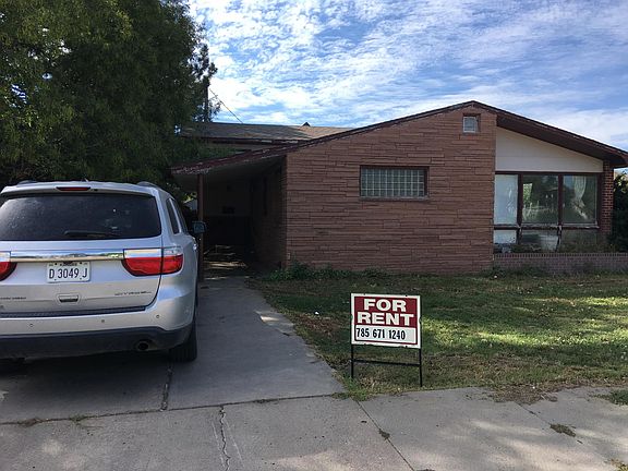 Front of house with 1-2 car driveway