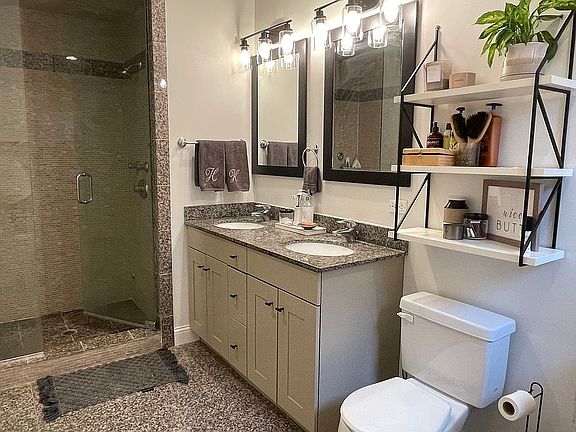 3rd image of 1003 N Damen Ave #1