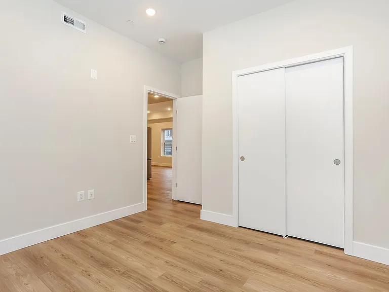 52nd Street Residences — Photo 9