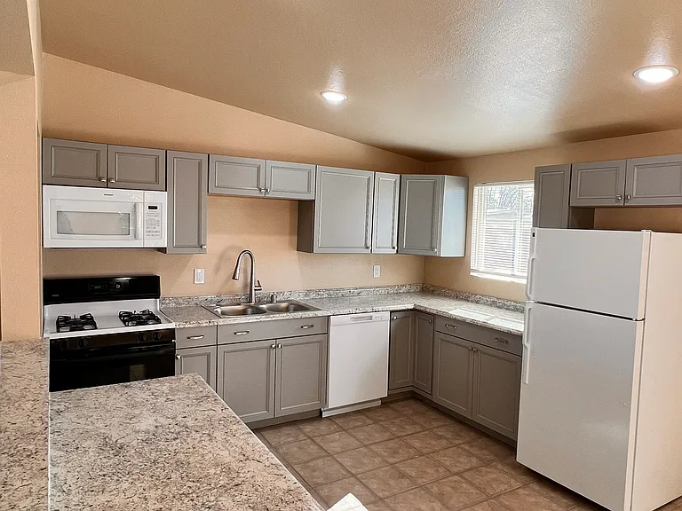 2220 Skyway Dr — Photo 4