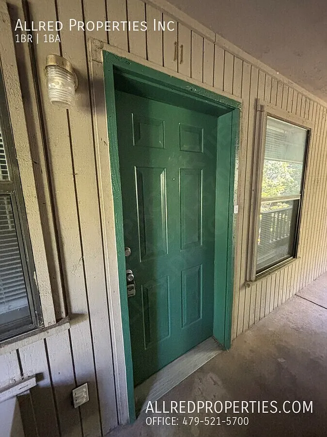 One Bedroom Apartment Near U of A and I-49! — Photo 2