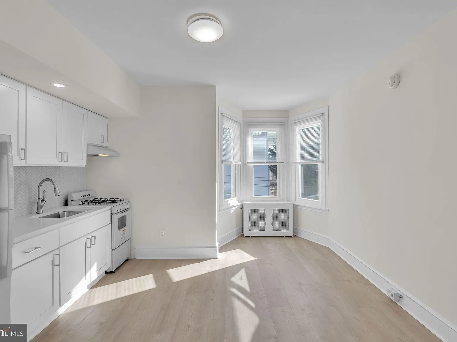 1 bed, 1.0 bath, 3816 sqft, $1,200 — Photo 3