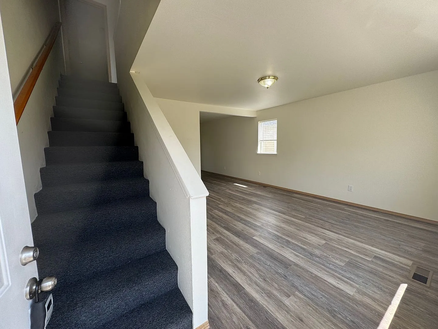2 Bed 1.5 Bath Unit! Move In Special! — Photo 3