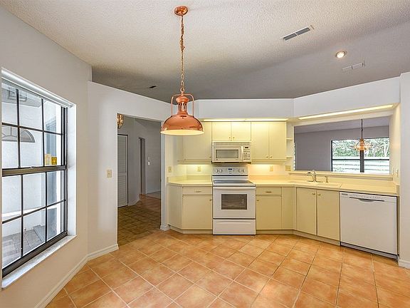 5th image of 2420 E Burr Oak Ct