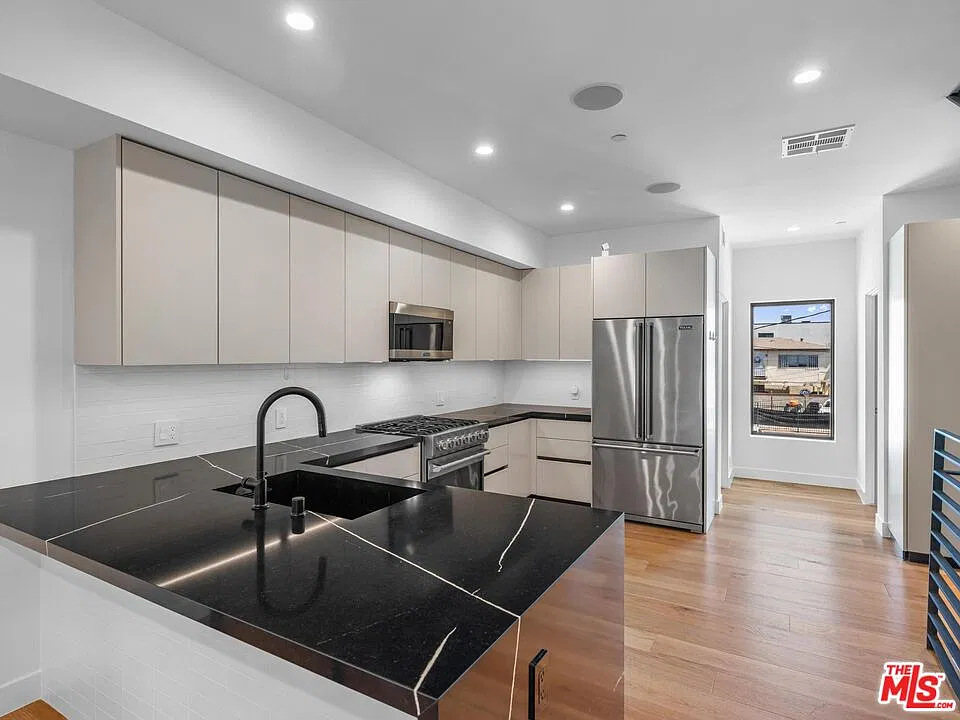 3 bed, 4.5 bath, 2640 sqft, $6,600 — Photo 3