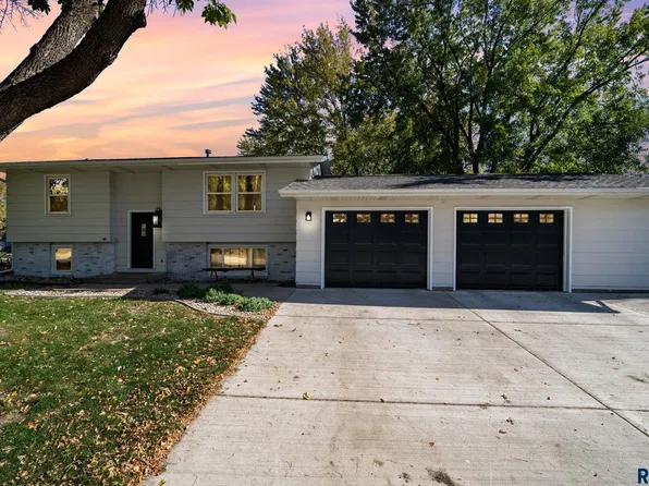 200 Perry Ln, Harrisburg, SD 57032