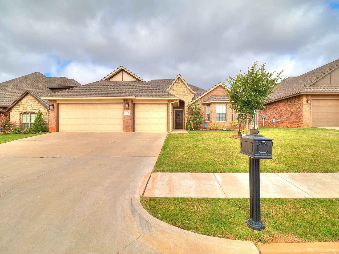 4 Bedroom Home - Edmond Schools- Excellent Location — Photo 1