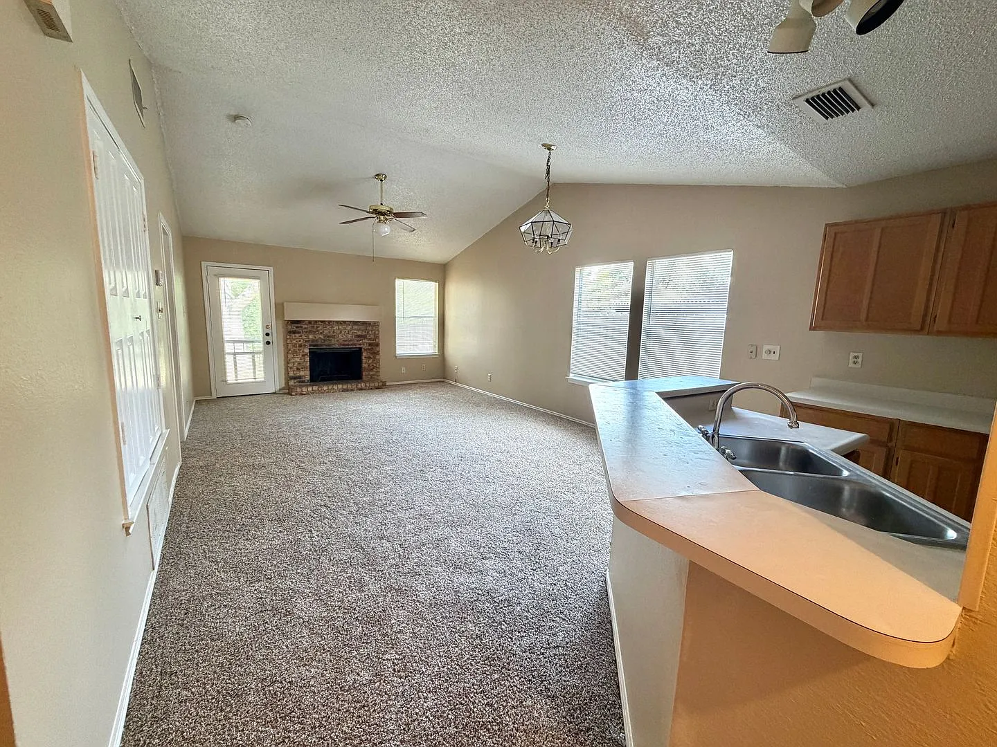 9221 Shadow Crest — Photo 4