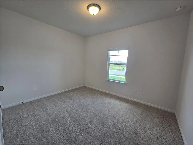 715 Universal Dr — Photo 21