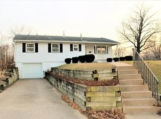 2707 E 32nd St, Davenport, IA 52807