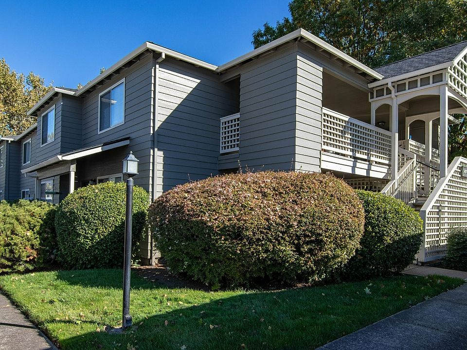 Eye-Catching Design with Well-Maintained Landscaping