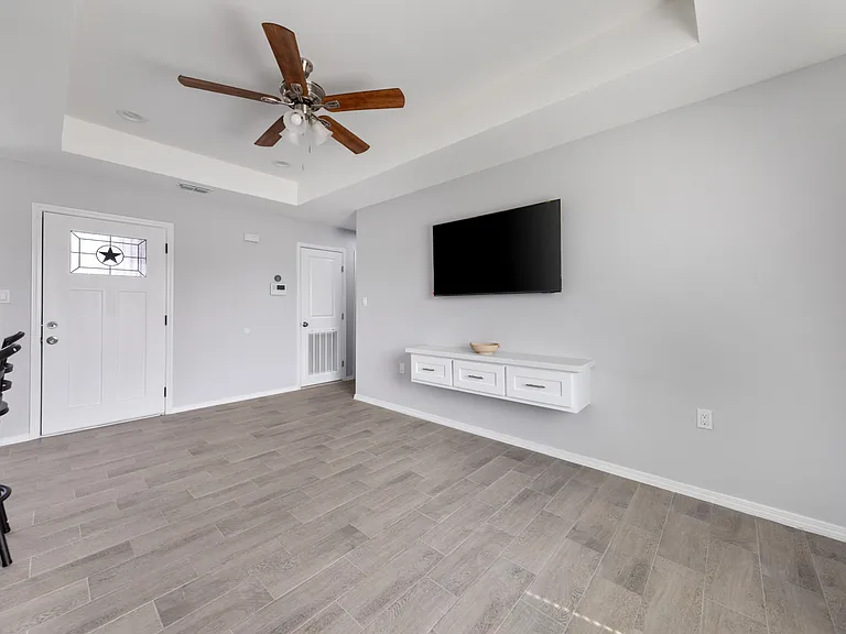 668 Foster Ln — Photo 2