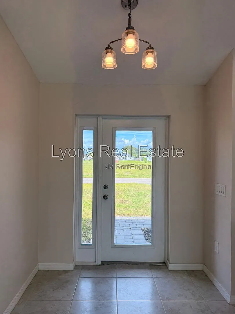 4 bed, 2.0 bath, 2300 sqft, $1,750 — Photo 2