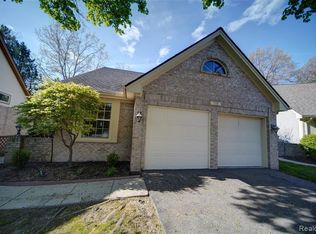 732 Leafy Hollow Ct, Fenton, MI 48430