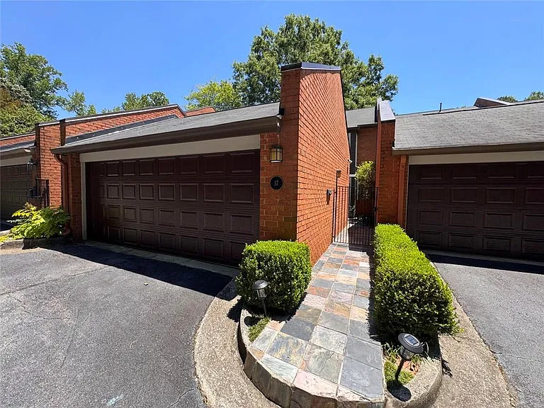 17 Willow Gln — Photo 2
