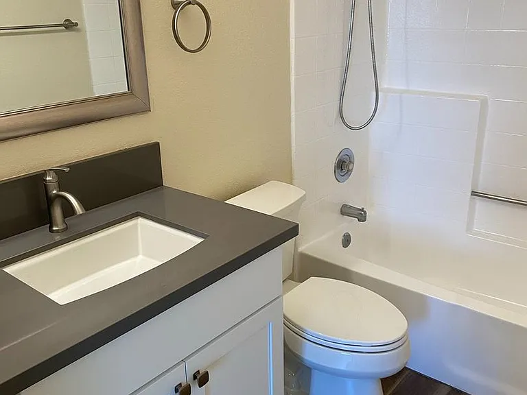 Los Olivos Apartments — Photo 33