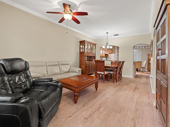 4th image of 579 NW San Remo Circle