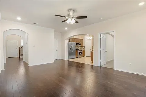 3 bed, 1994 sqft, $2,700 — Photo 4