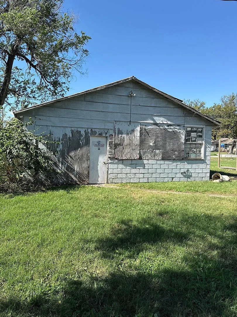 Charming 3 Bedroom Home with Detached Garage on Spacious Lot — Photo 3