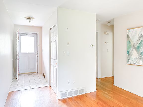 4th image of 101 S Christine Cir