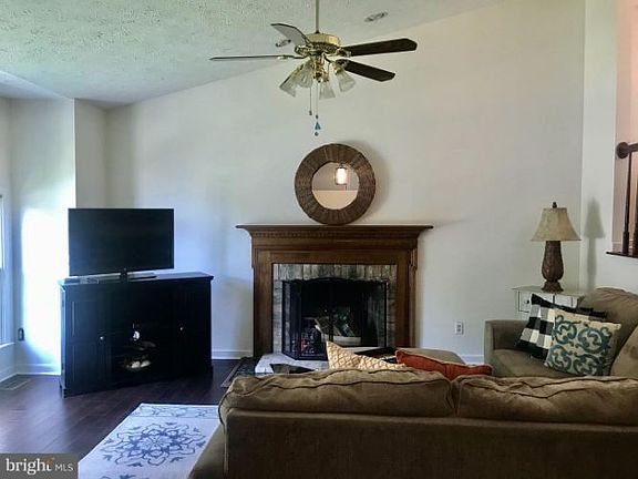 4th image of 421 Dellcrest Dr