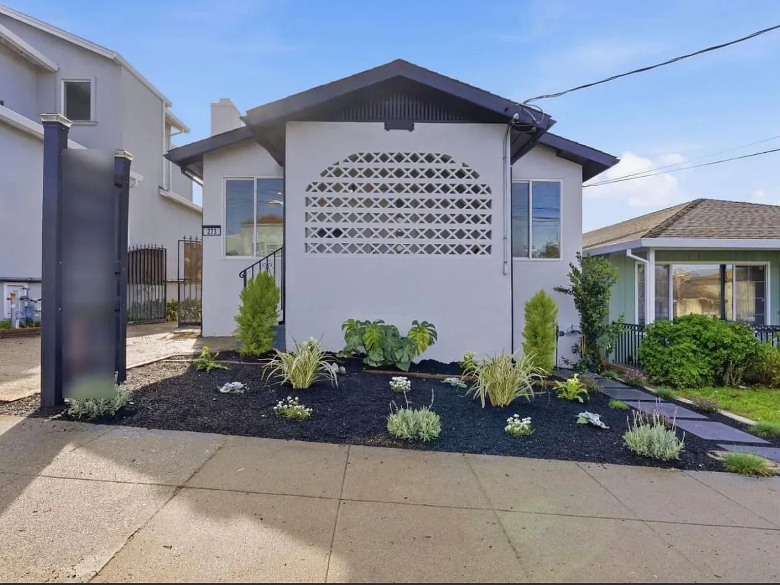 3 bed, 2.0 bath, 1094 sqft, $5,800 — Photo 2