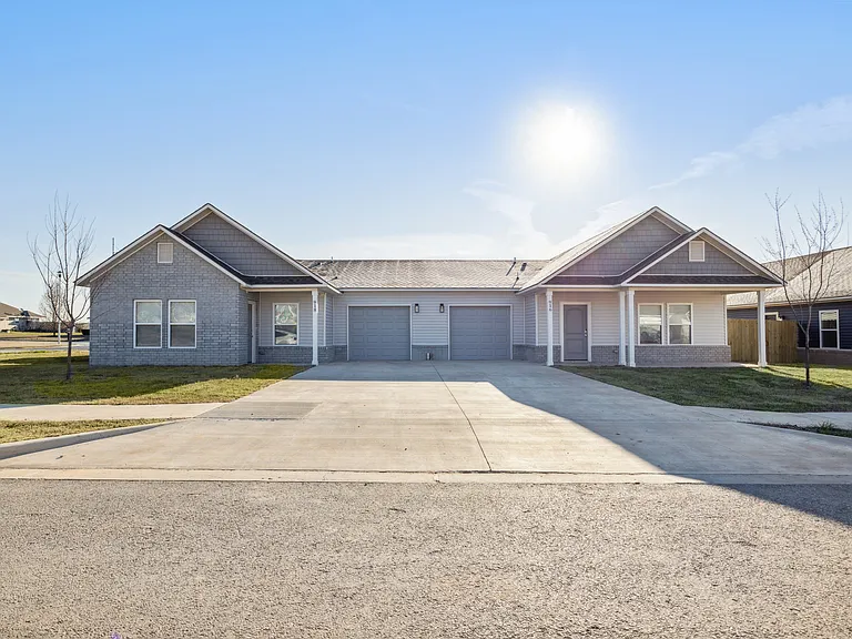 802 Valley Oaks Ln — Photo 1