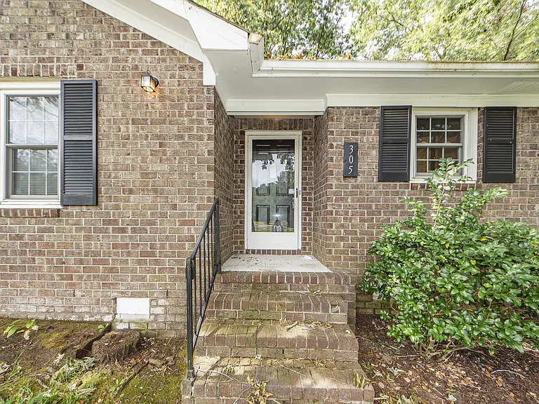 305 Chessington Cir — Photo 2
