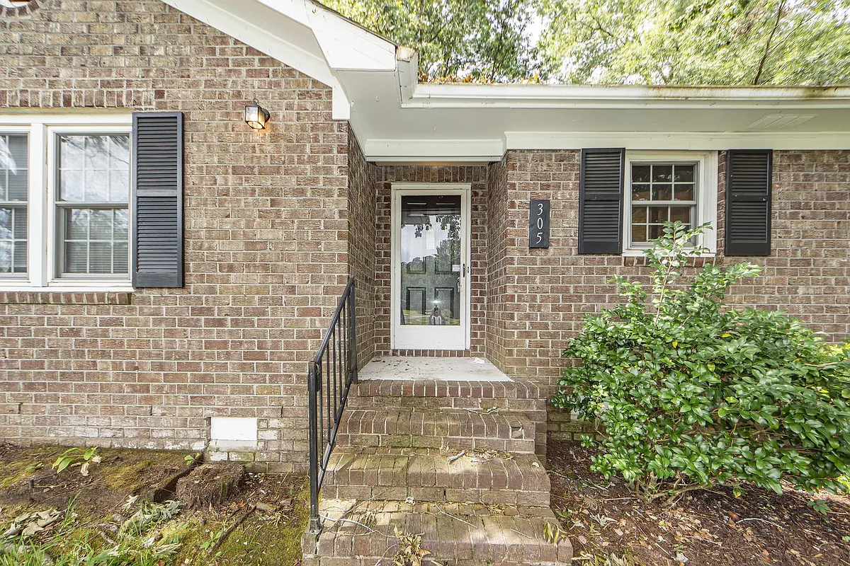 Building Photo - 305 Chessington Cir
