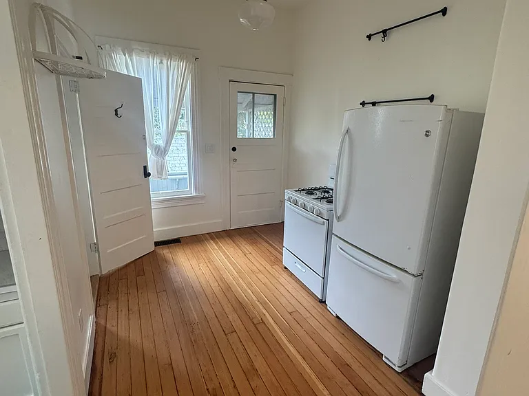 411 Brown St — Photo 7