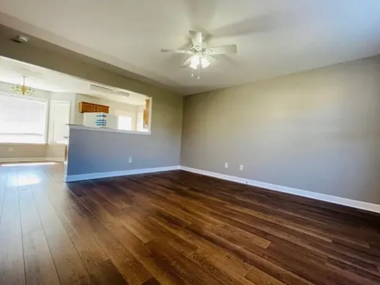 1107 McDonough Cir — Photo 2