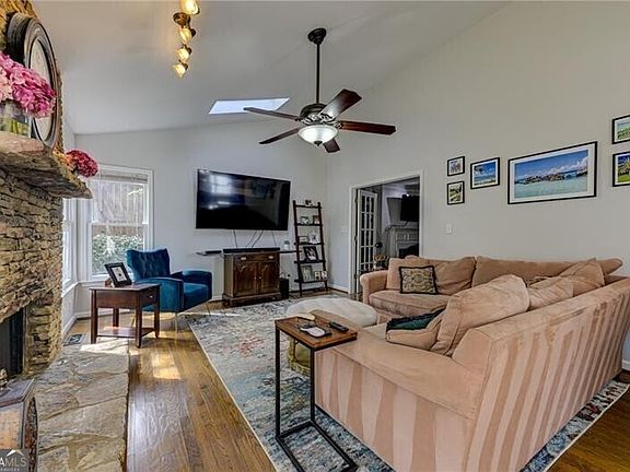 3rd image of 1059 Della St SE
