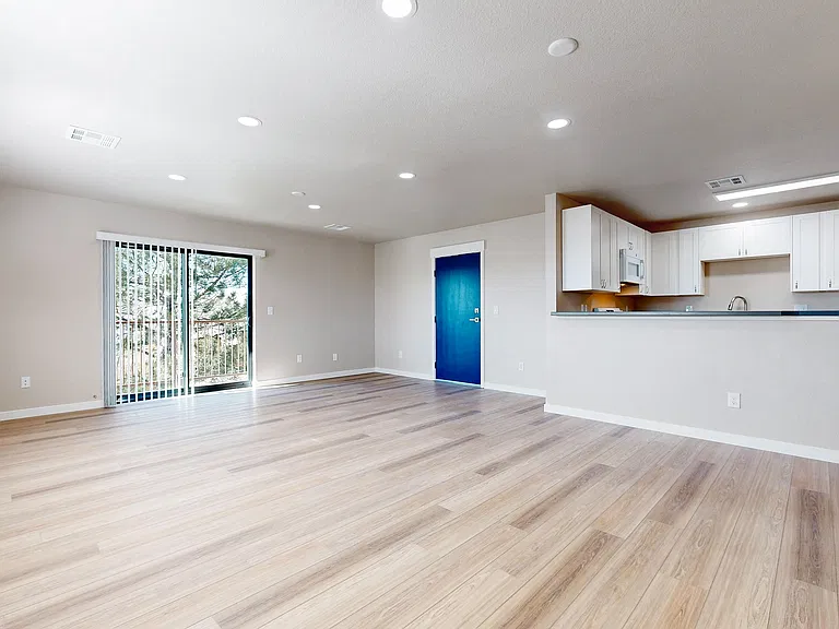 1027 Eagle Dr — Photo 1