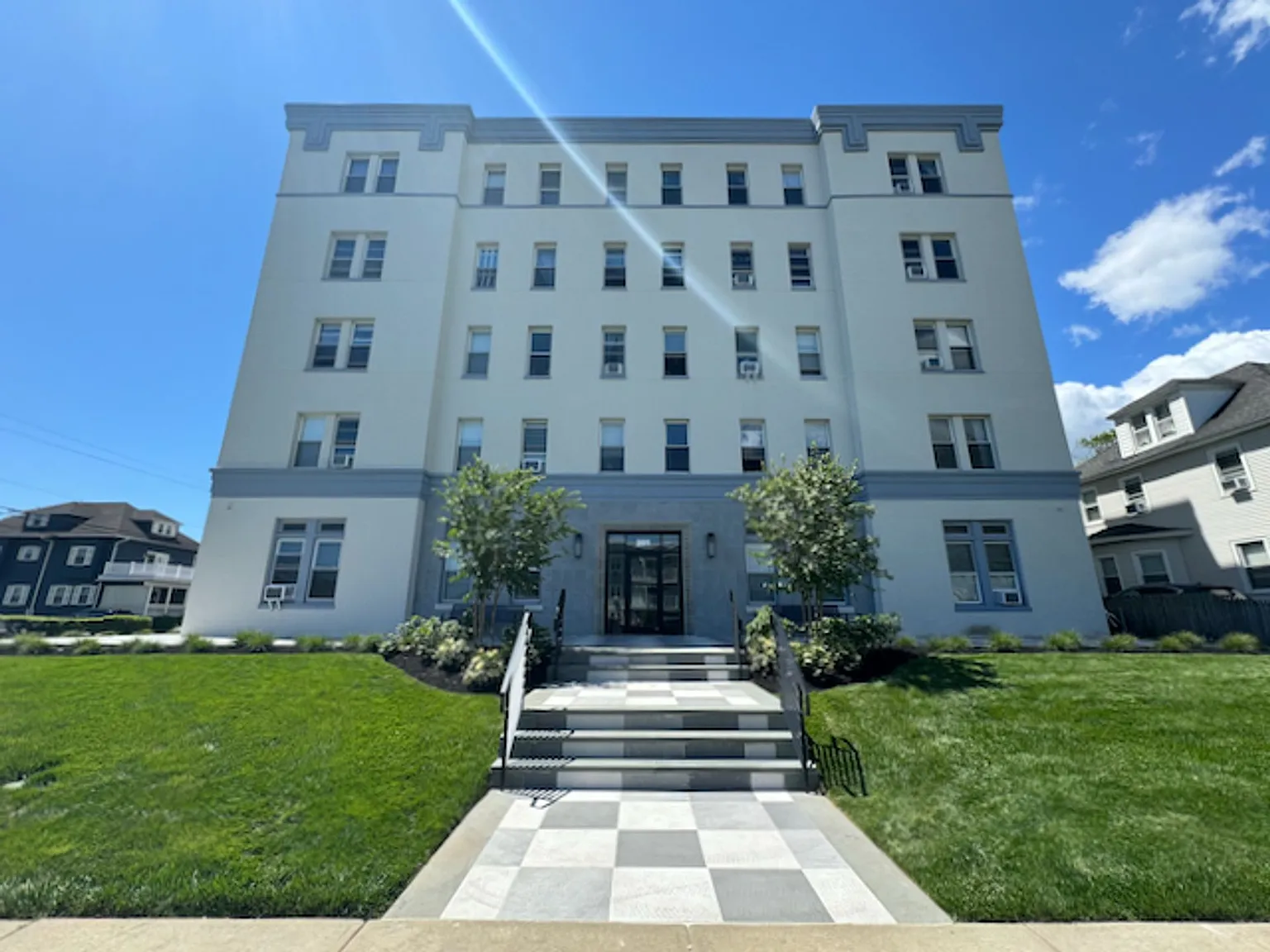 201 LaReine — Photo 1