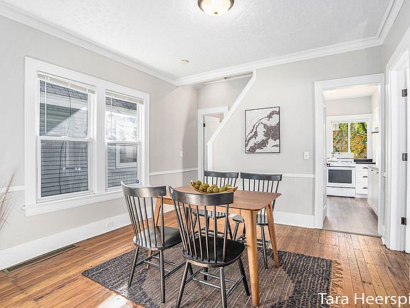 5th image of 930 Oakhill St SE